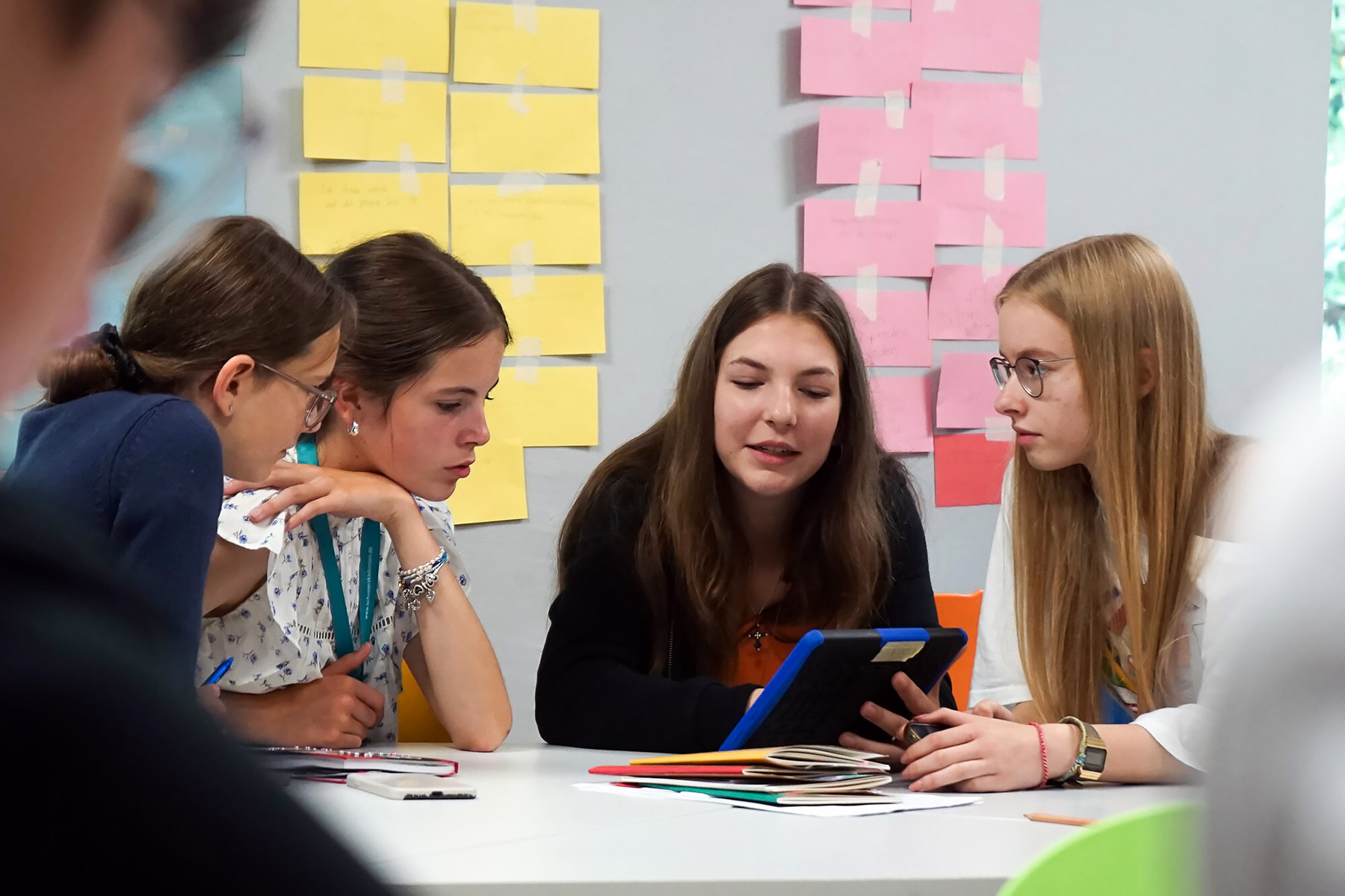 Vier Akademieteilnehmerinnen sitzen an einem Tisch. 
