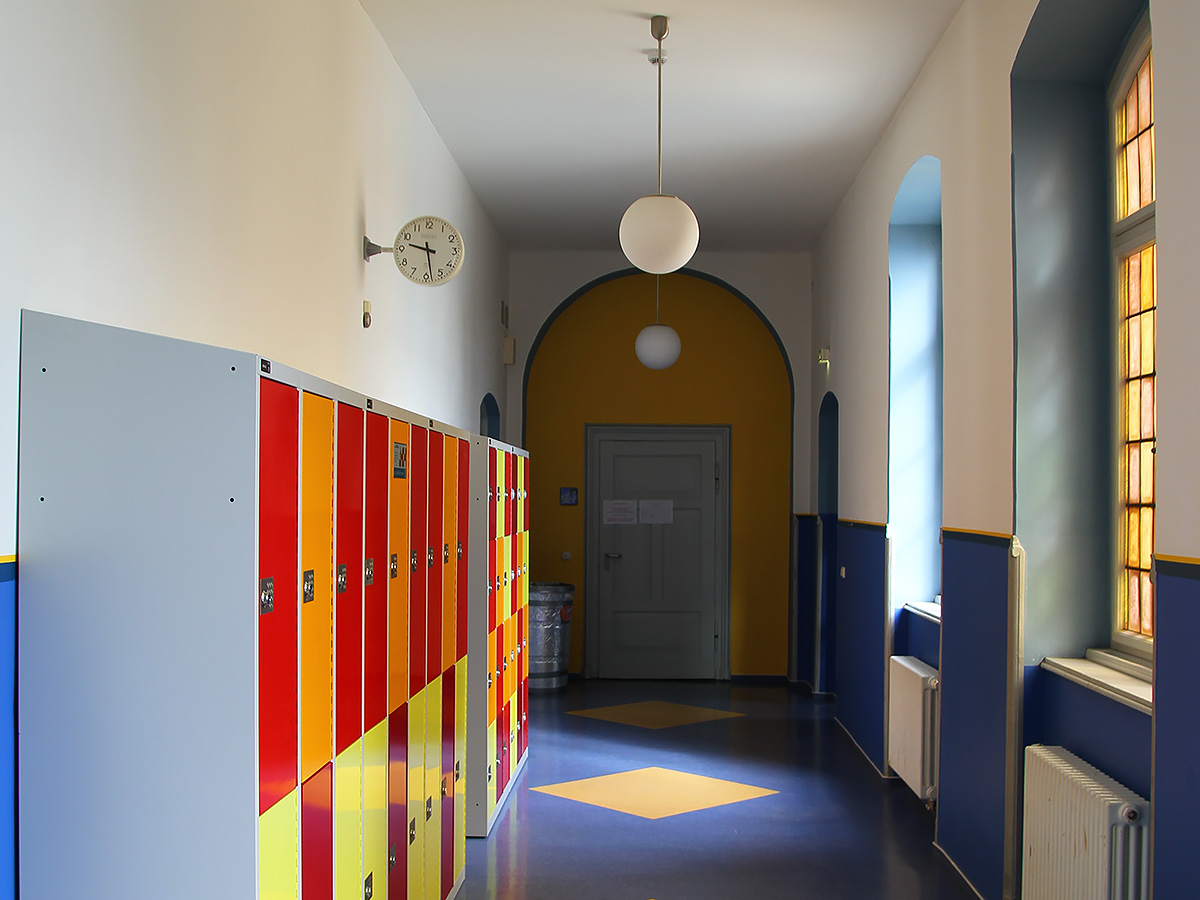 Hoher Flur mit farbigen Schließfächern.