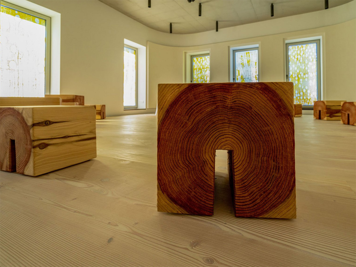 Hocker aus Holz in einem lichtdurchfluteten Raum.